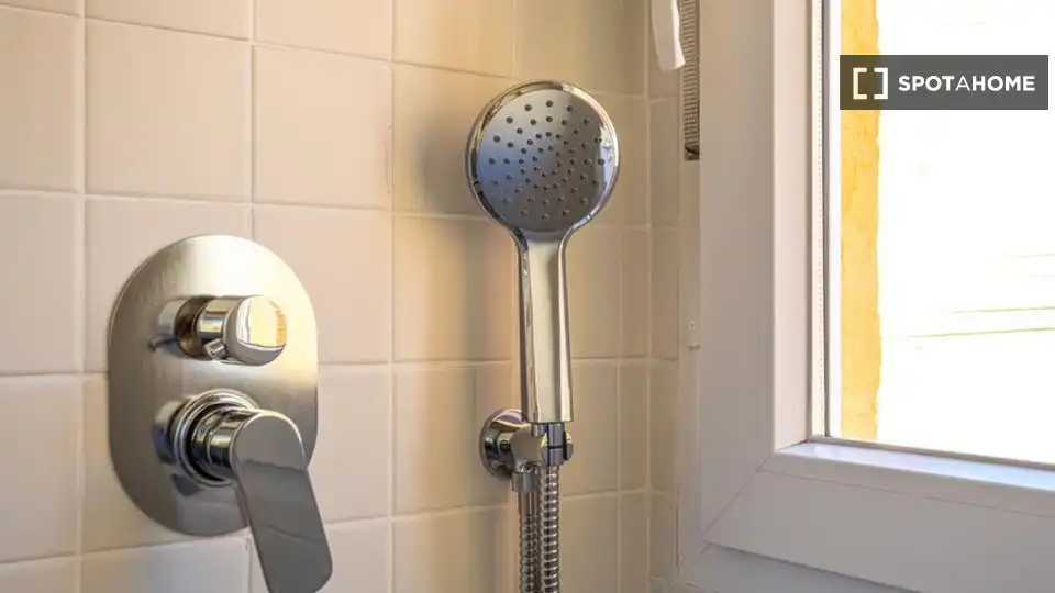 Bathroom of Flat for rent in Madrid  with Air Conditioner, Heating and Furnished