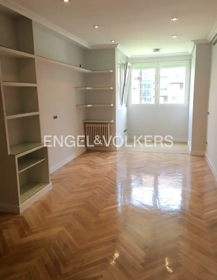Wohnung zur Miete in Madrid mit Klimaanlage, Heizung und Privatgarten