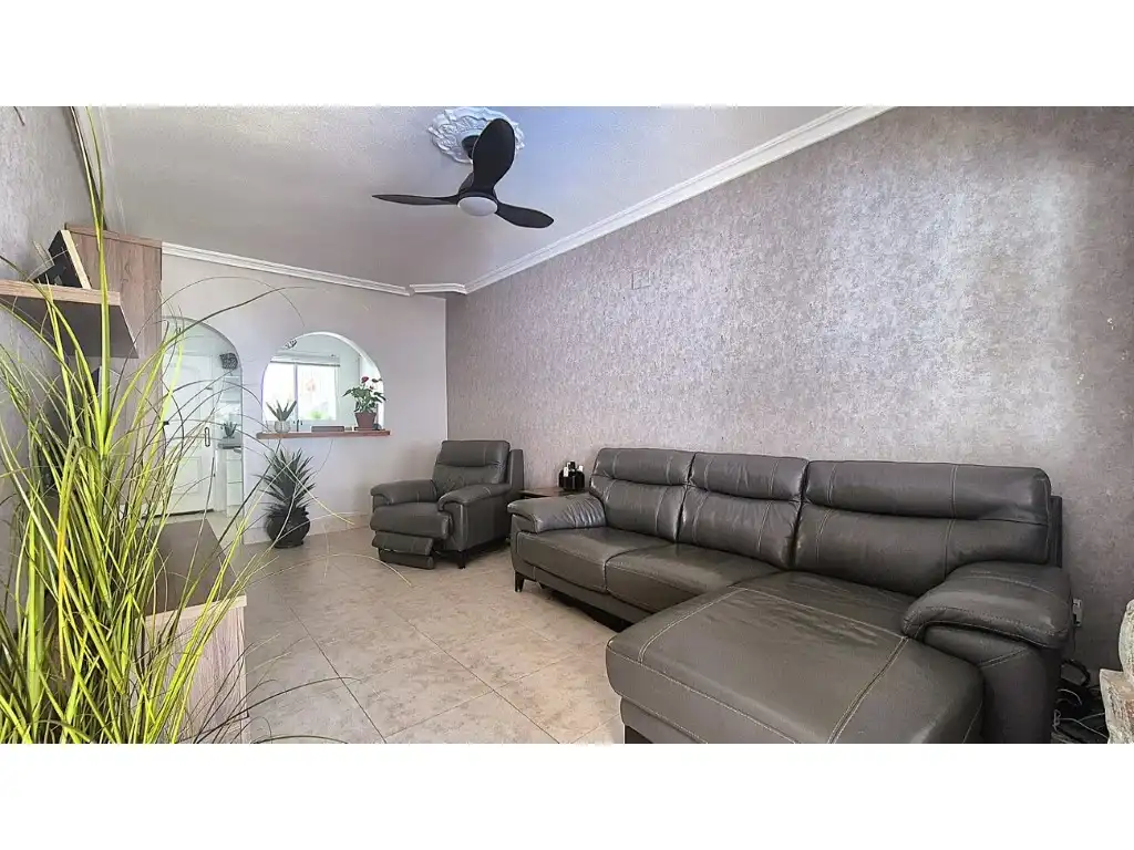 Sala d'estar de Casa adosada en venda en Orihuela amb Aire condicionat, Jardí privat i Piscina