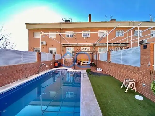 Piscina de Casa adosada en venta en Parla con Terraza, Piscina y Piscina comunitaria