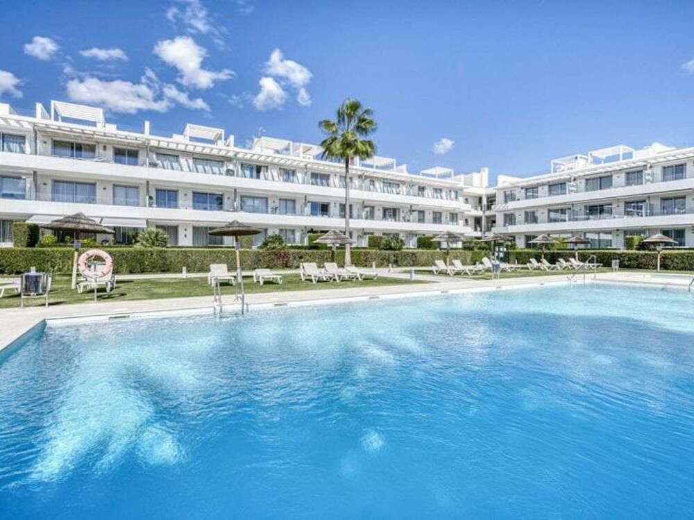 Vista exterior de Apartament en venda en Estepona amb Aire condicionat, Terrassa i Piscina