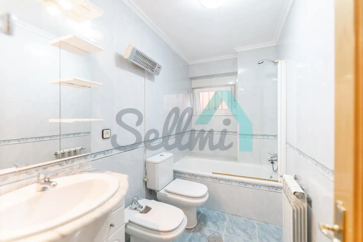 Bathroom of Flat for rent in Oviedo   with Heating, Parquet flooring and Storage room