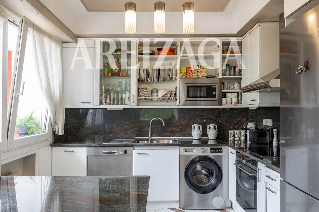 Cuina de Casa o xalet en venda en Donostia - San Sebastián  amb Calefacció, Jardí privat i Terrassa