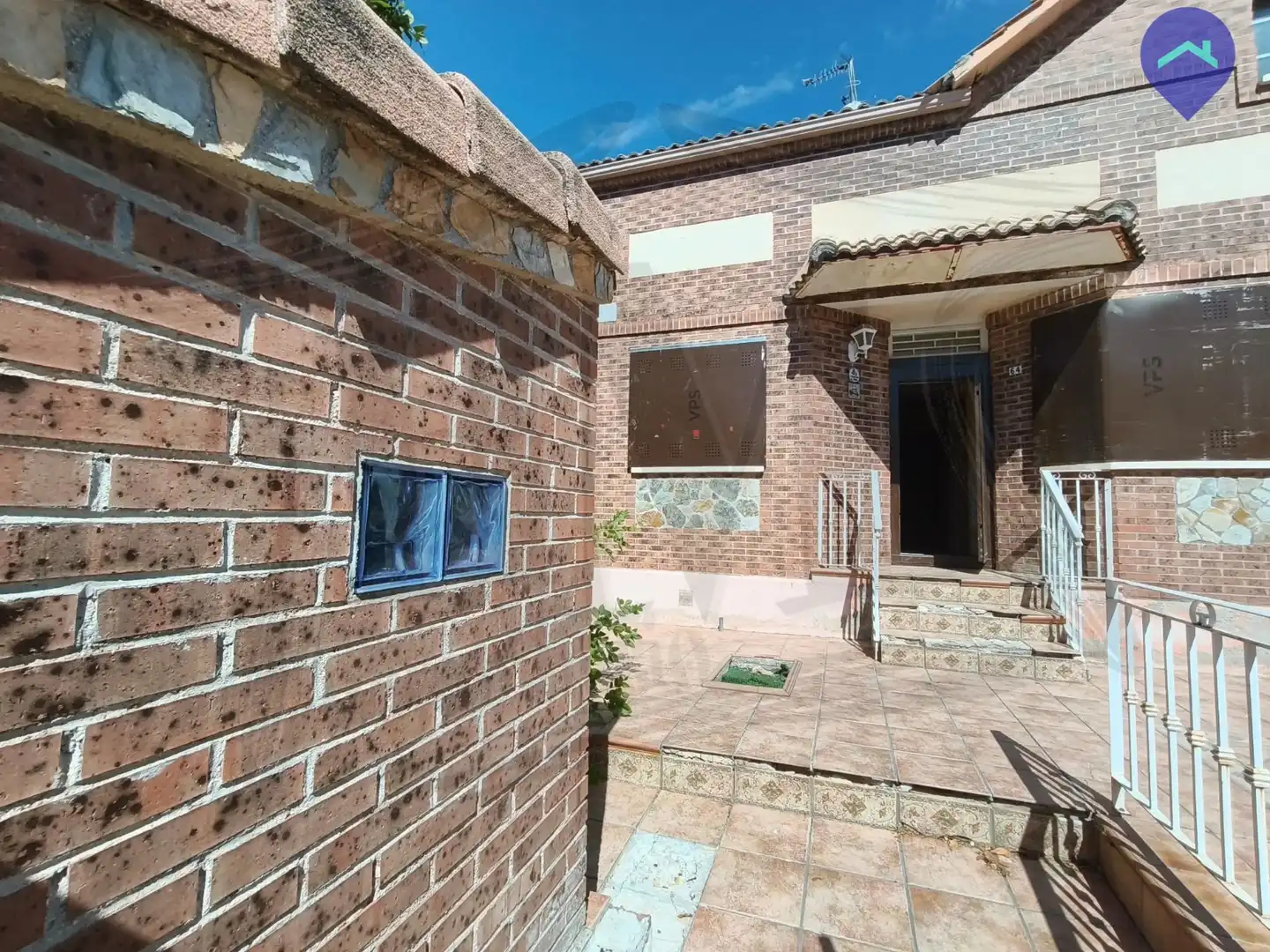Vista exterior de Casa o chalet en venta en Villanueva de la Torre con Jardín privado, Trastero y Alarma