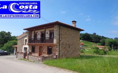 Vista exterior de Casa o xalet en venda en Villaescusa (Cantabria) amb Terrassa i Balcó