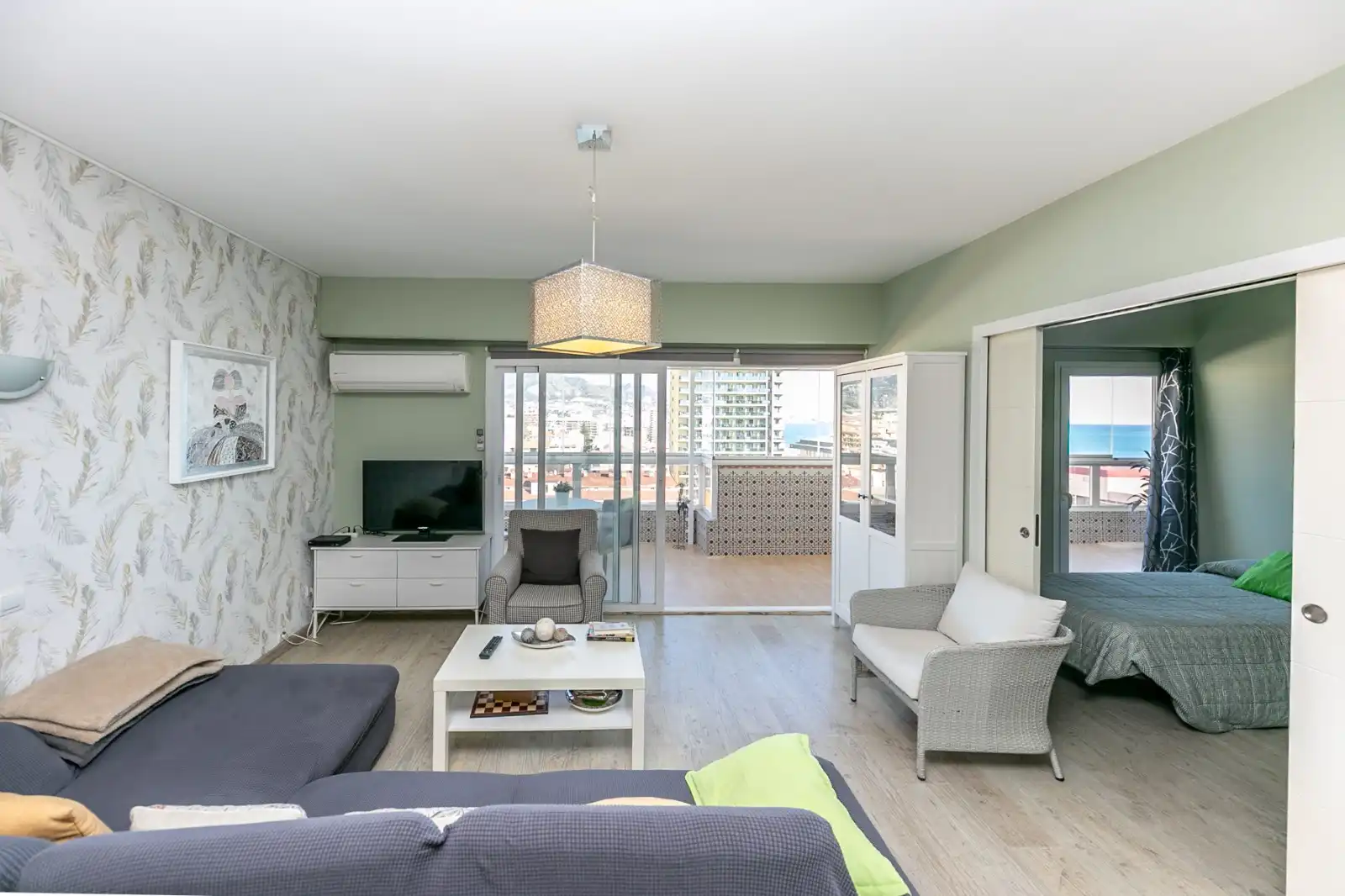Wohnzimmer von Dachboden zur Miete in Fuengirola mit Klimaanlage, Terrasse und Möbliert