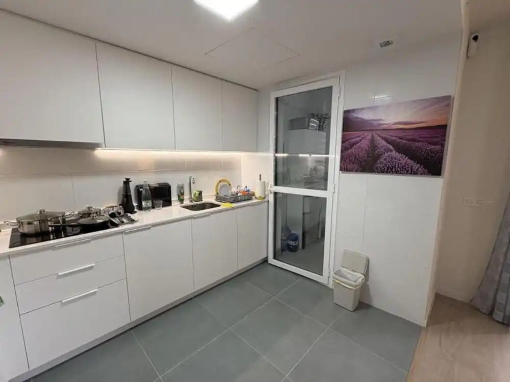 Cuina de Apartament de lloguer en Marbella amb Aire condicionat, Terrassa i Traster