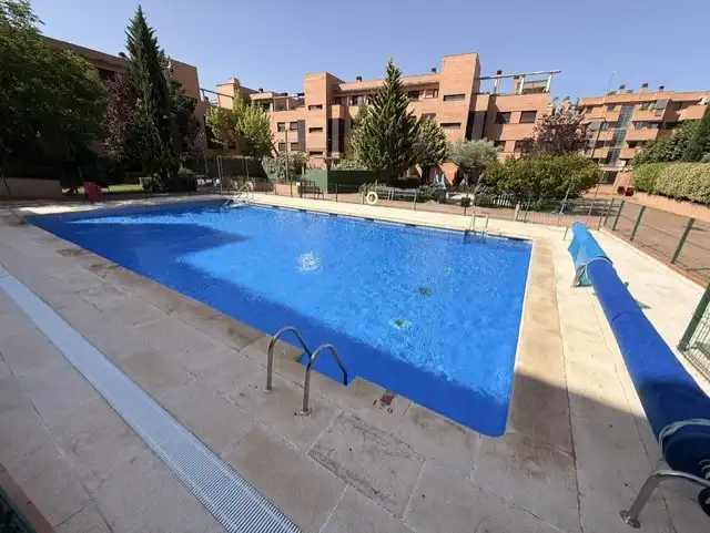 Piscina de Ático de alquiler en Yebes con Aire acondicionado, Calefacción y Amueblado