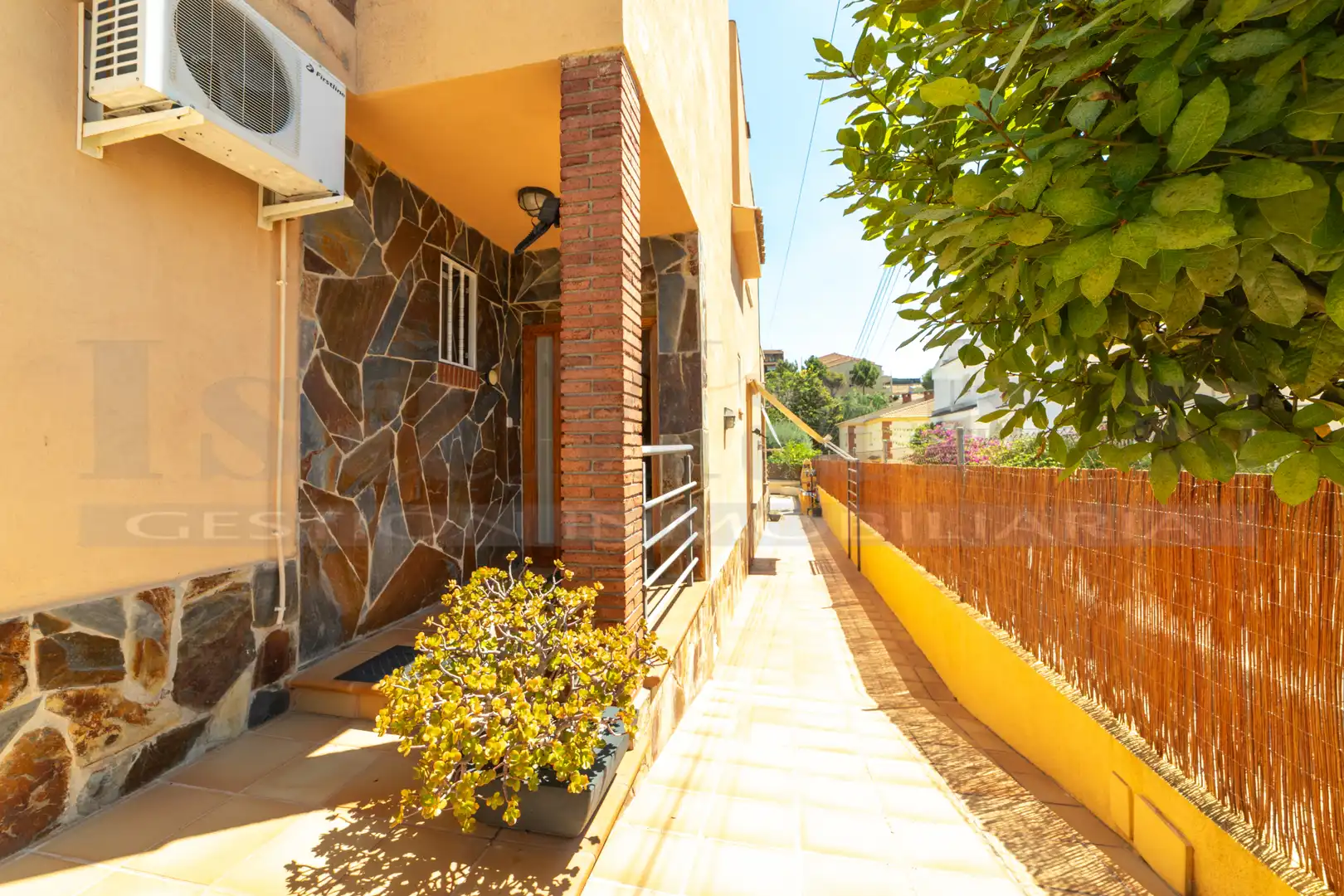 Vista exterior de Casa adosada en venta en Calafell con Aire acondicionado, Calefacción y Jardín privado