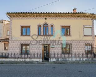 Vista exterior de Casa adosada en venda en Siero amb Jardí privat, Terrassa i Traster