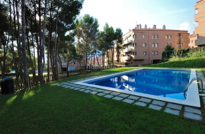 Swimming pool of Flat to rent in Castelldefels  with Air Conditioner, Heating and Parquet flooring