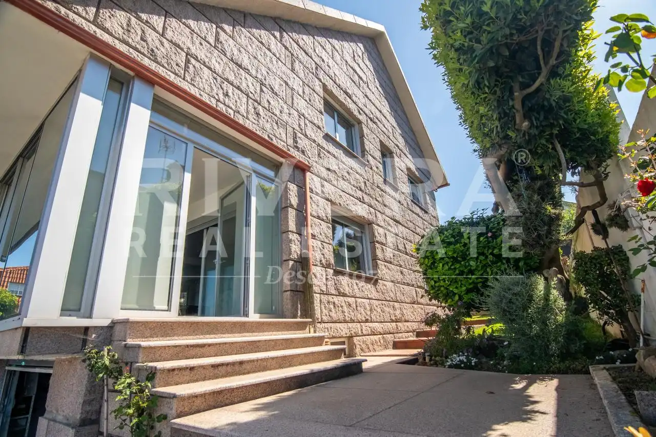 Vista exterior de Casa o xalet en venda en Redondela amb Calefacció i Jardí privat