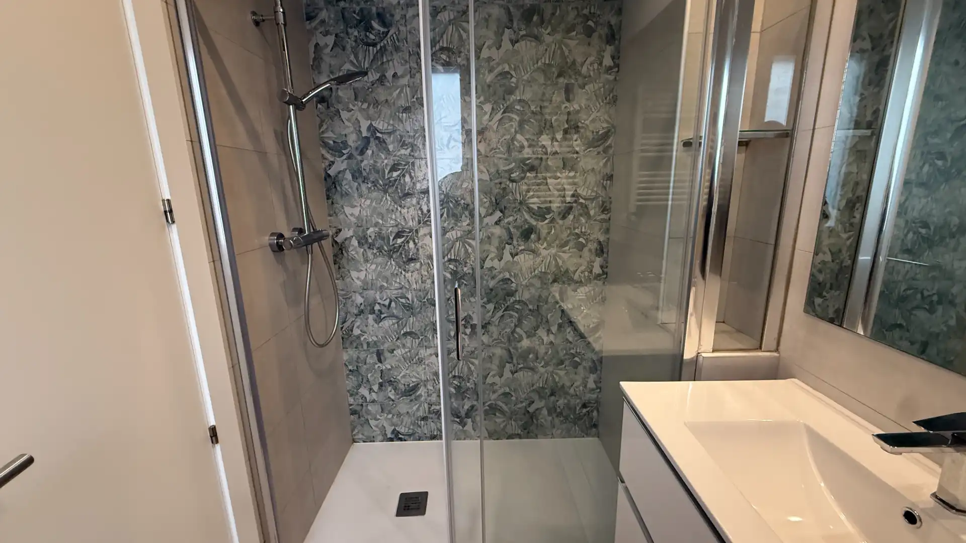 Bany de Apartament de lloguer en Madrid amb Aire condicionat, Calefacció i Forn