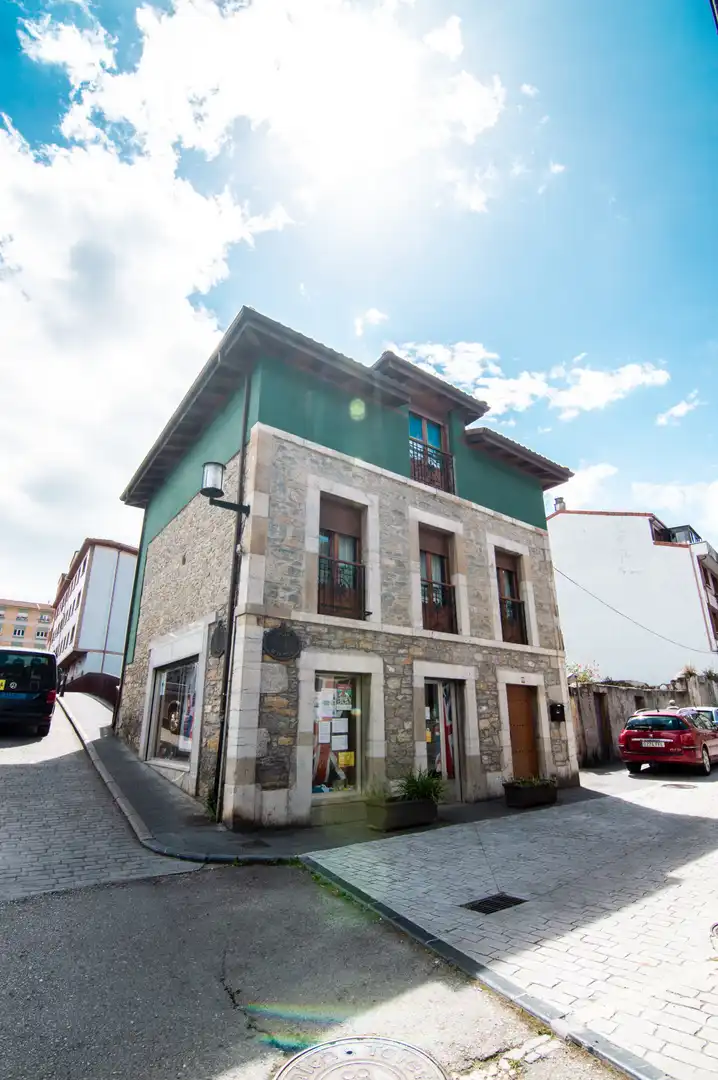 Vista exterior de Casa o xalet en venda en Salas amb Calefacció, Parquet i Moblat