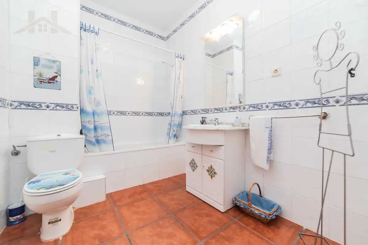 Baño de Casa o chalet en venta en Sevilla la Nueva con Calefacción, Jardín privado y Terraza