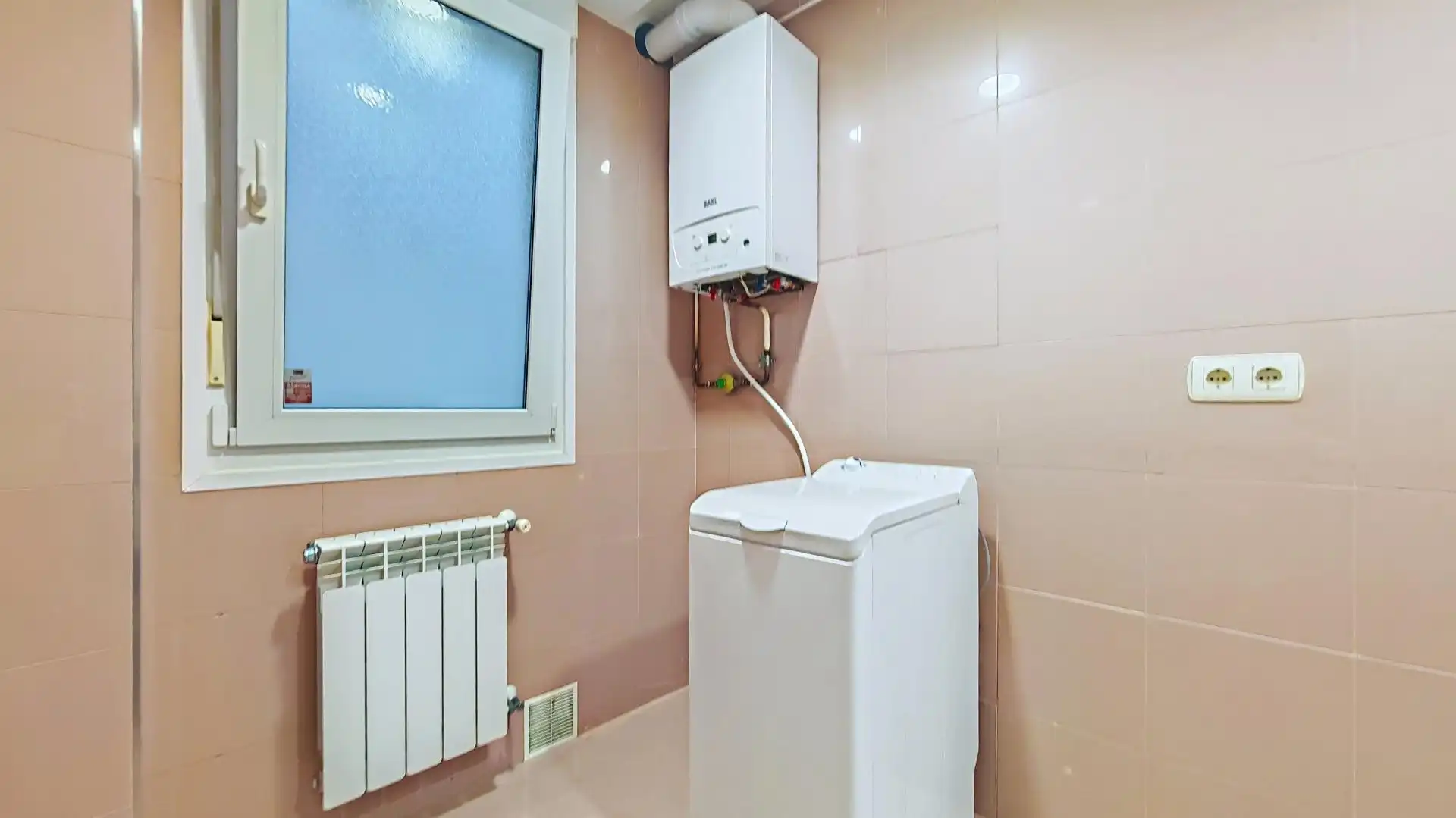 Badezimmer von Wohnung zum Verkauf in Tineo mit Balkon