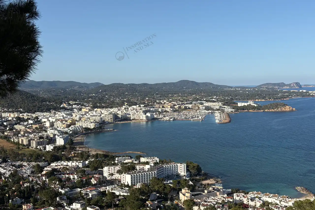 Vista exterior de Casa o xalet de lloguer en Santa Eulària des Riu amb Aire condicionat, Jardí privat i Terrassa