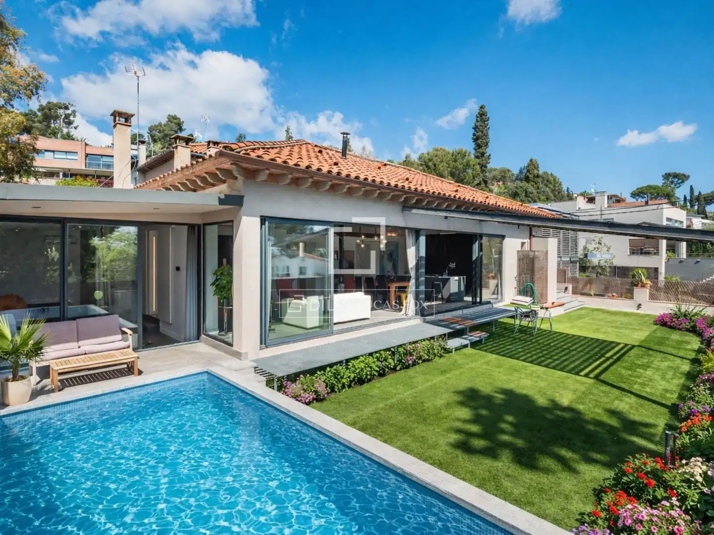 Vista exterior de Casa o xalet en venda en Cerdanyola del Vallès amb Aire condicionat, Calefacció i Jardí privat