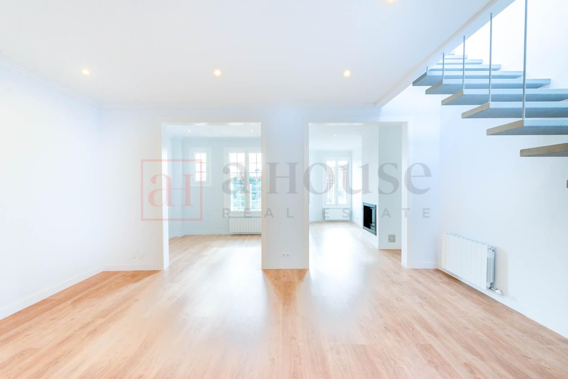 Sala d'estar de Àtic en venda en  Barcelona Capital amb Calefacció, Parquet i Terrassa