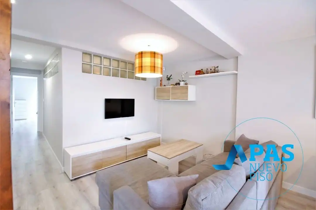 Wohnzimmer von Wohnung zur Miete in Santander mit Balkon