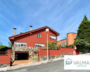 Vista exterior de Casa o xalet en venda en Oviedo  amb Jardí privat i Traster