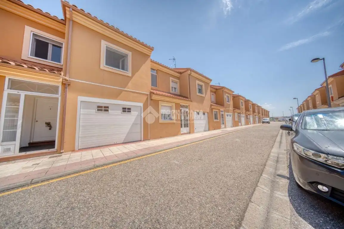 Vista exterior de Casa adosada en venta en Aldeamayor de San Martín con Calefacción y Jardín privado