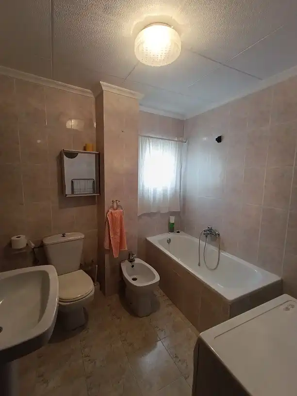 Bany de Casa o xalet en venda en Tobarra amb Aire condicionat, Terrassa i Moblat