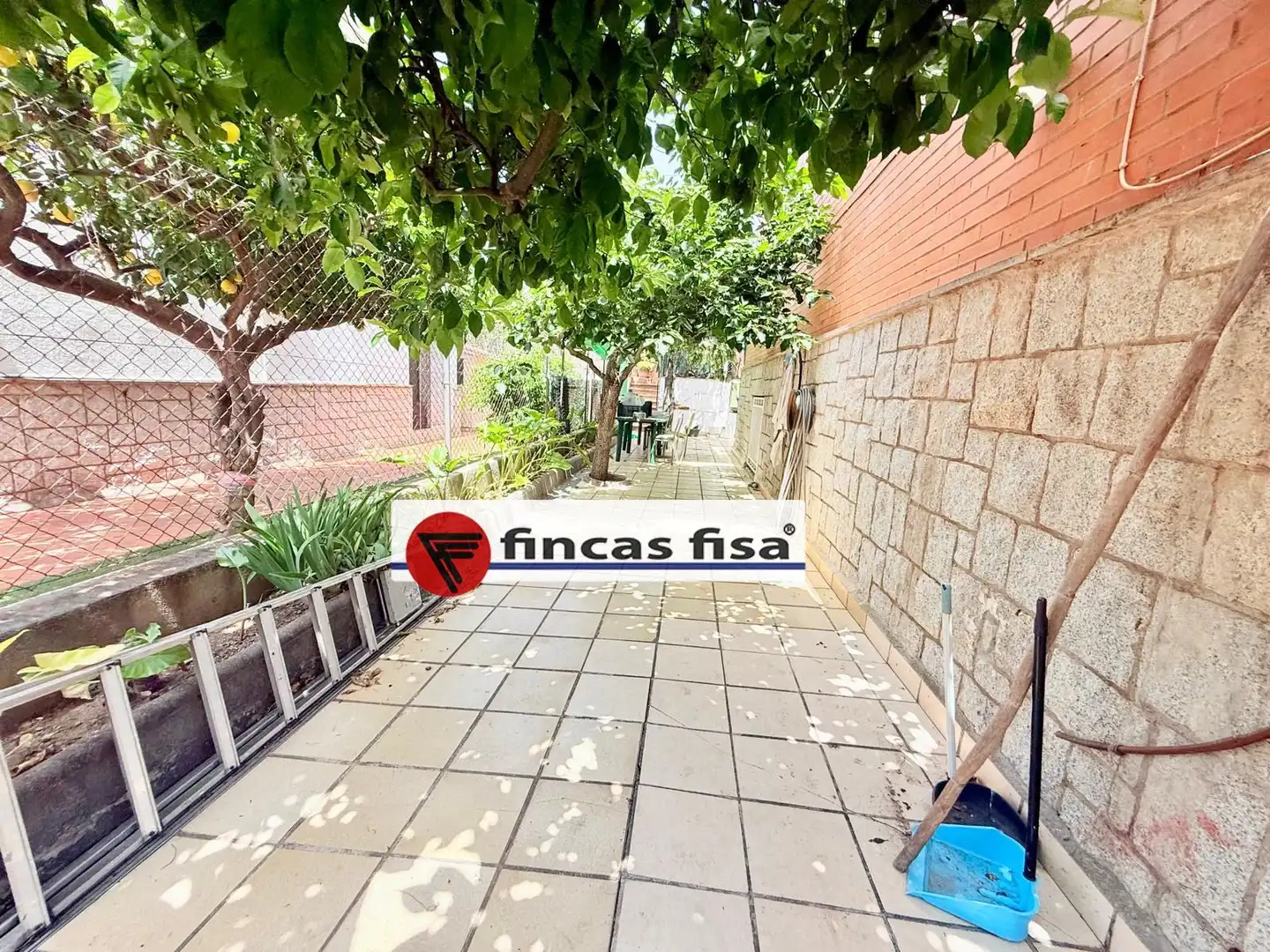 Vista exterior de Casa adosada en venda en Premià de Mar amb Aire condicionat, Calefacció i Jardí privat