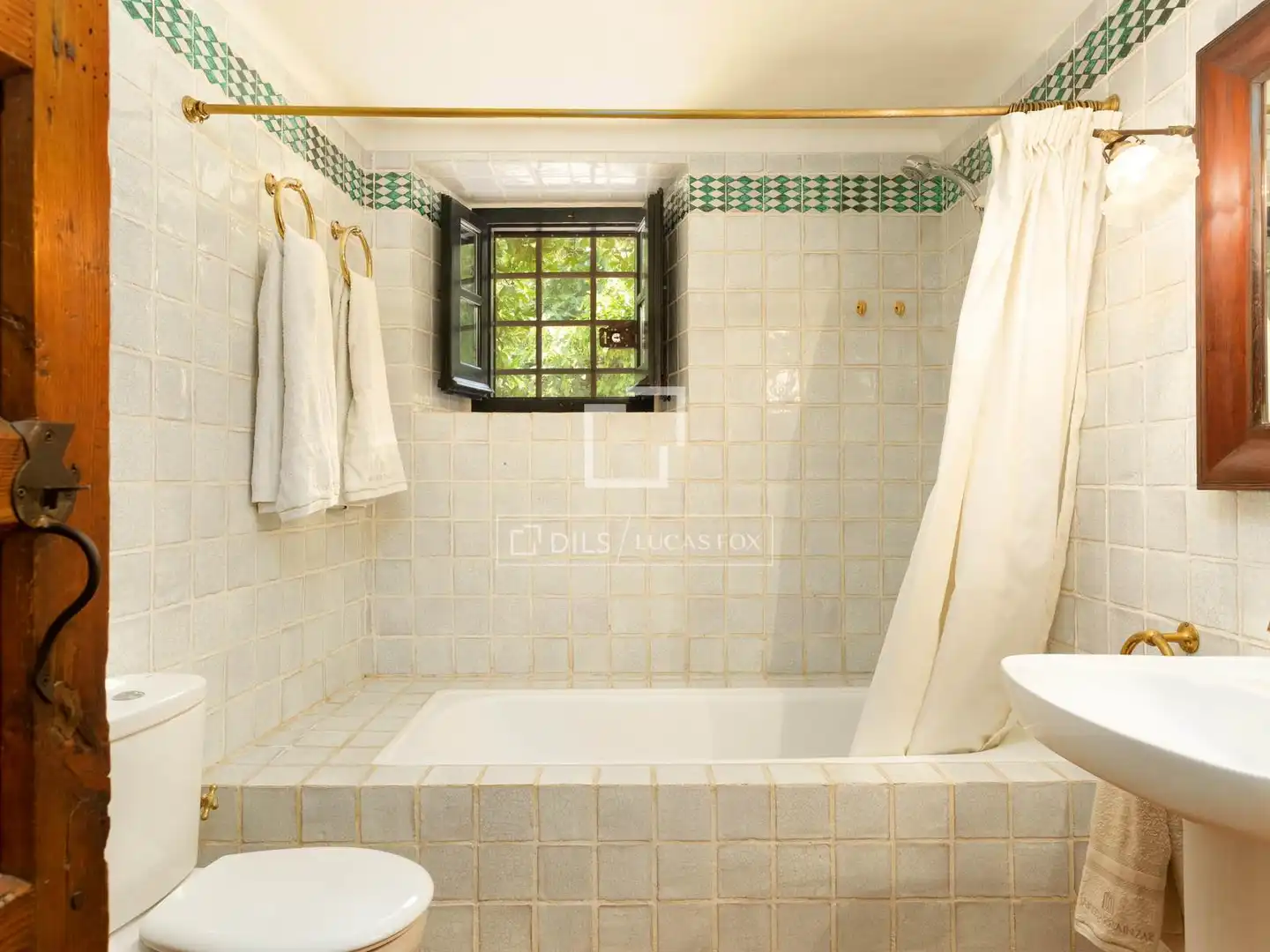 Baño de Finca rústica en venta en Sant Mori con Calefacción, Jardín privado y Terraza