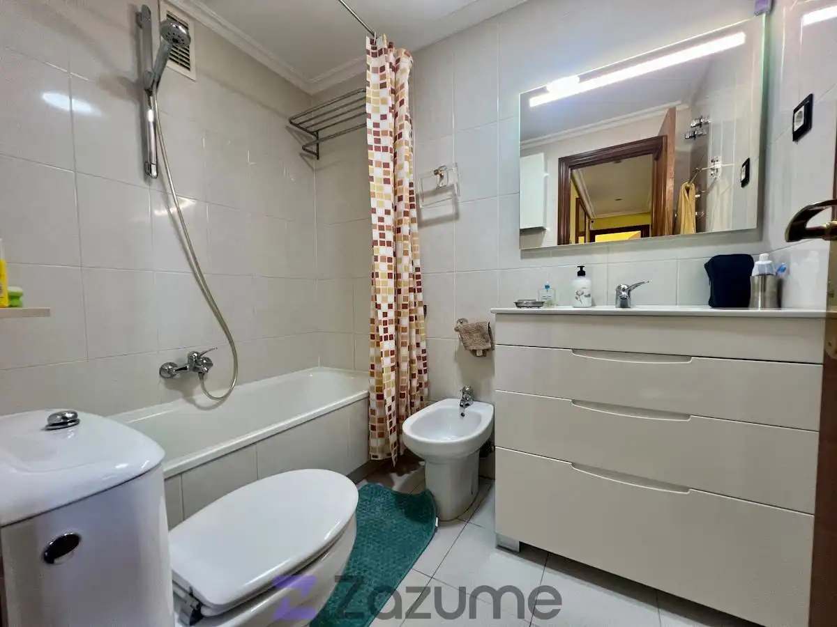 Baño de Piso de alquiler en Bilbao  con Calefacción, Parquet y Amueblado
