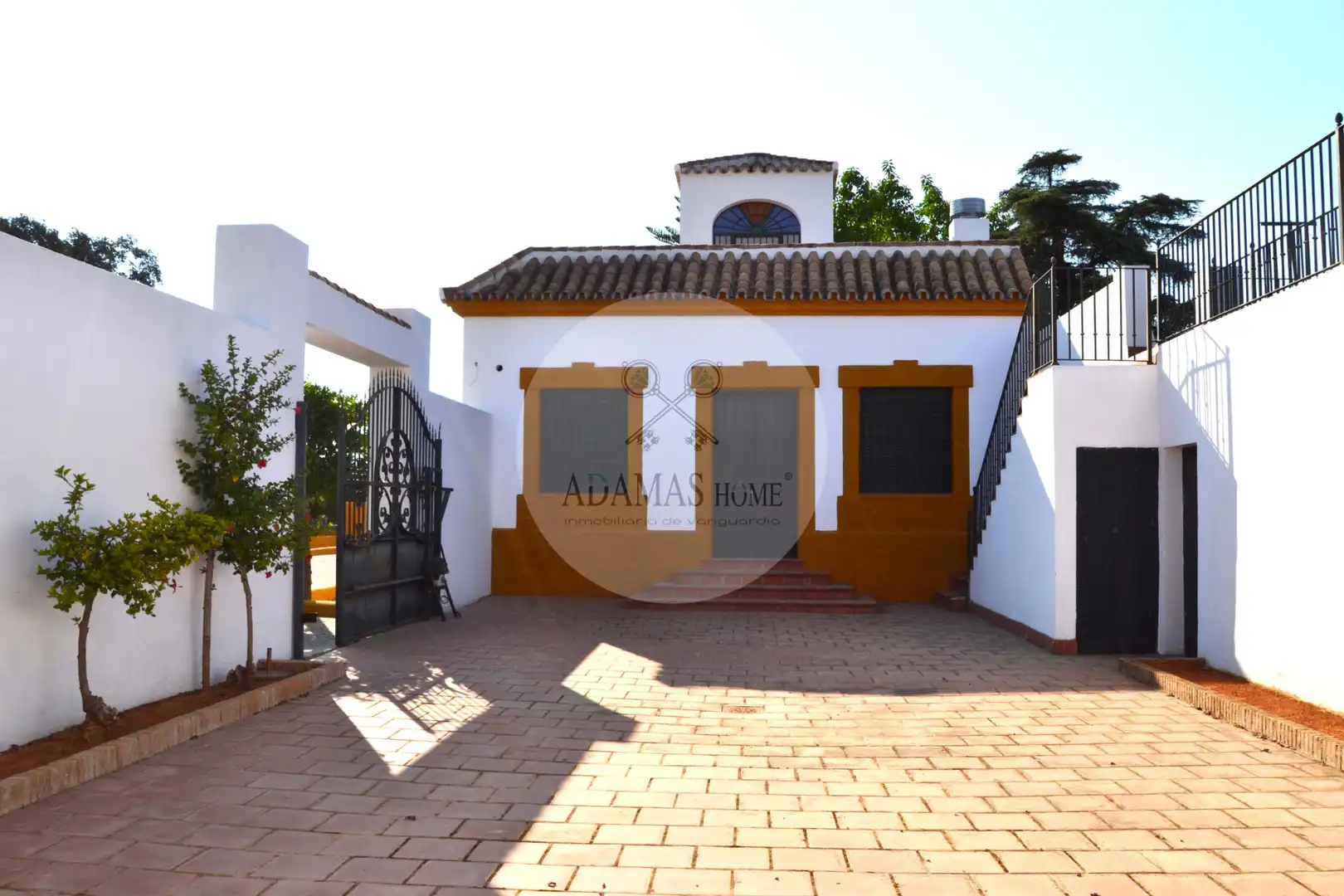 Vista exterior de Casa o xalet en venda en Sanlúcar la Mayor amb Jardí privat, Terrassa i Piscina