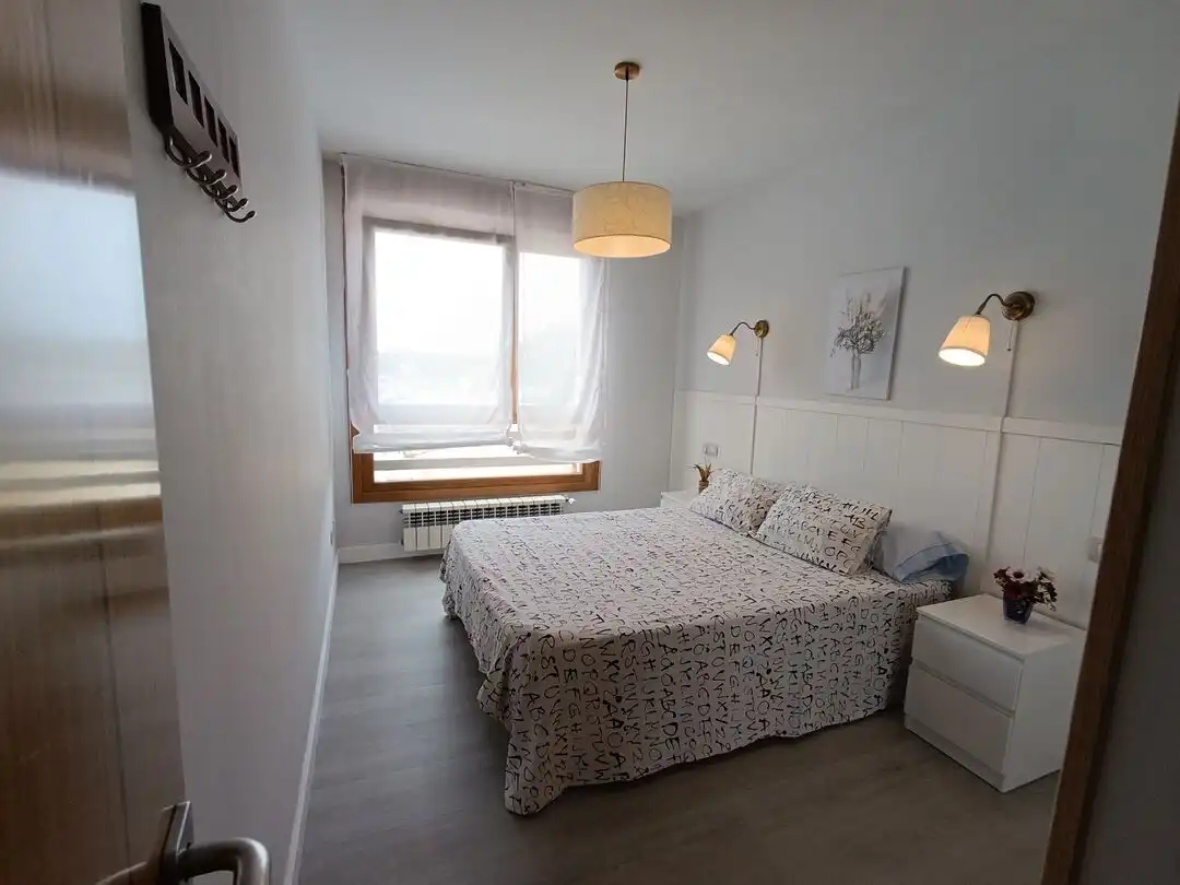 Schlafzimmer von Wohnung zur Miete in Gijón  mit Heizung und Balkon