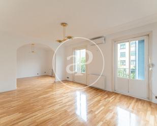 Living room of Flat to rent in  Madrid Capital  with Air Conditioner, Heating and Balcony