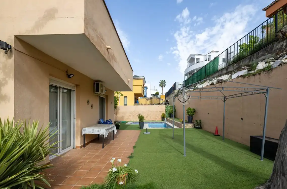 Terraza de Casa o chalet en venta en La Zubia con Aire acondicionado, Calefacción y Jardín privado
