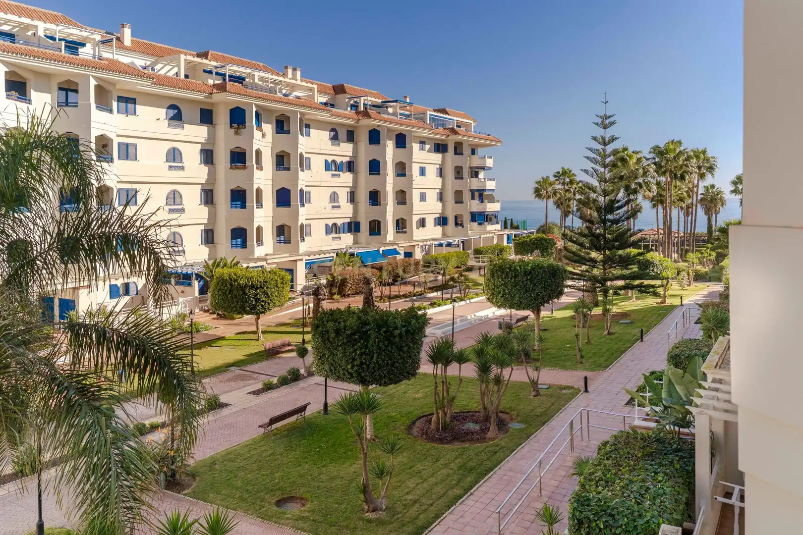 Außenansicht von Wohnung zum Verkauf in Manilva mit Privatgarten, Abstellraum und Gemeinschaftspool