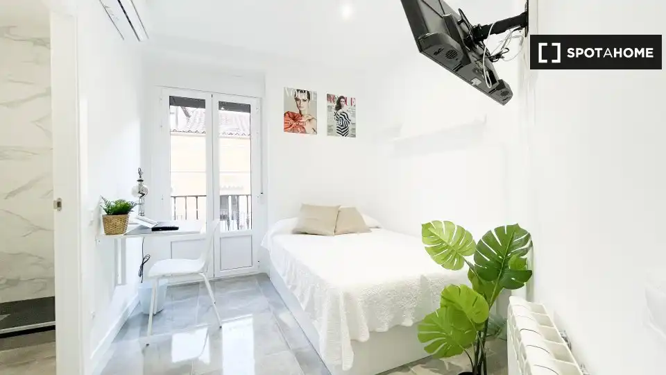 Room in Universidad - Malasaña