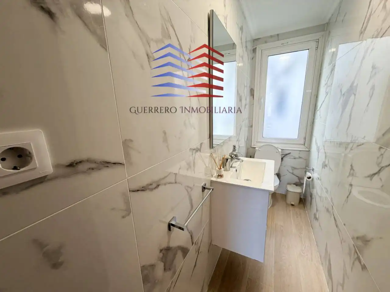 Bany de Apartament de lloguer en O Carballiño   amb Calefacció, Parquet i Moblat
