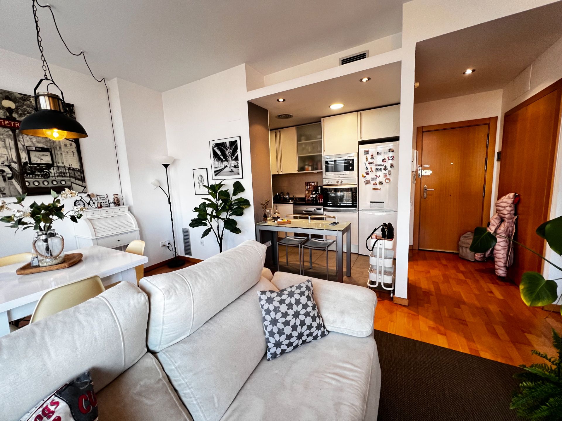 Living room of Flat for sale in Girona Capital  with Air Conditioner, Heating and Parquet flooring