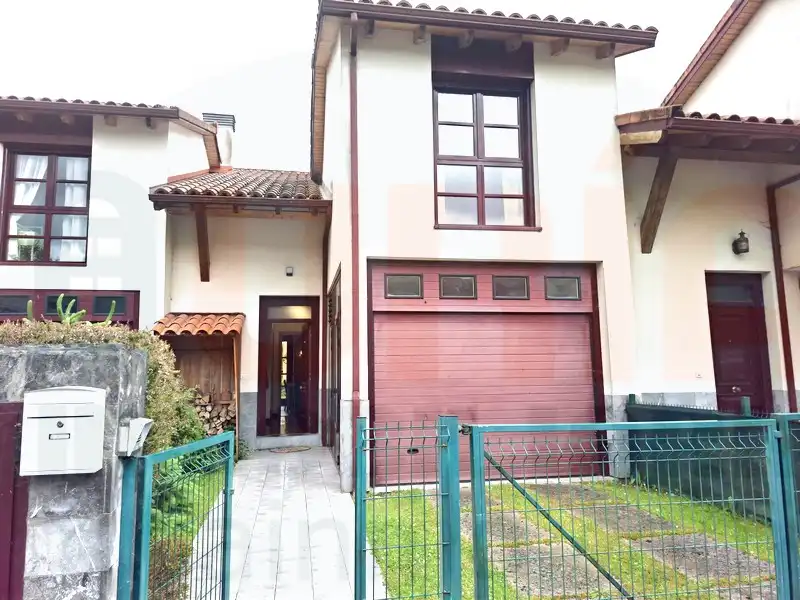 Vista exterior de Casa o chalet en venta en Sariego con Calefacción, Terraza y Trastero