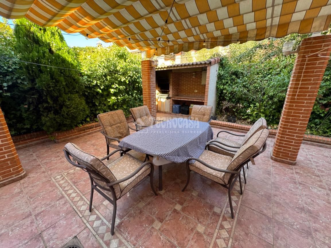 Terrassa de Casa adosada en venda en Alcalá de Henares amb Aire condicionat, Calefacció i Jardí privat