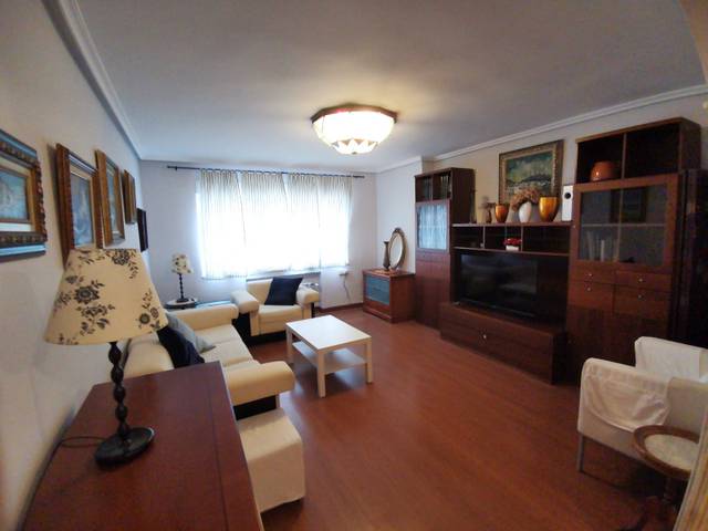 Piso en Alquiler en Calle Nicanor Piñole en Salinas