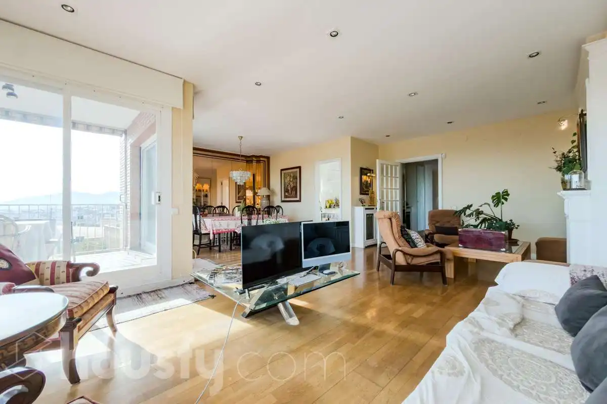 Sala d'estar de Casa o xalet en venda en Barcelona amb Aire condicionat, Calefacció i Jardí privat