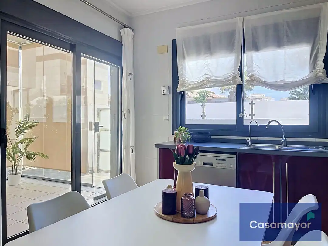Cuina de Casa o xalet en venda en Alicante / Alacant amb Aire condicionat, Calefacció i Jardí privat