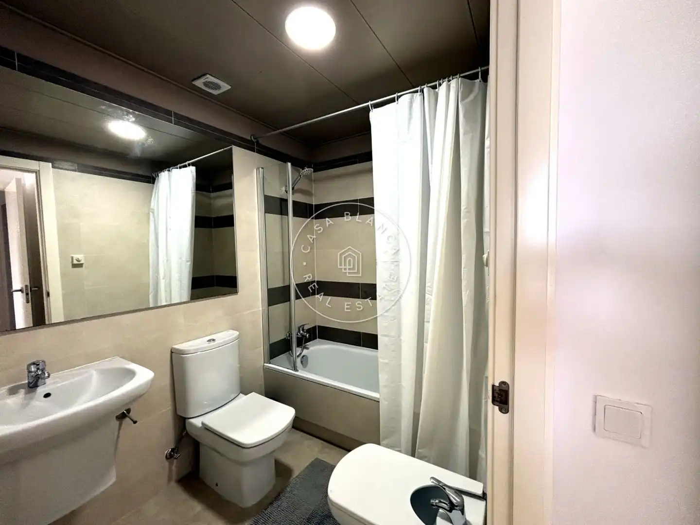 Badezimmer von Dachboden zum Verkauf in Lloret de Mar mit Klimaanlage, Abstellraum und Gemeinschaftspool