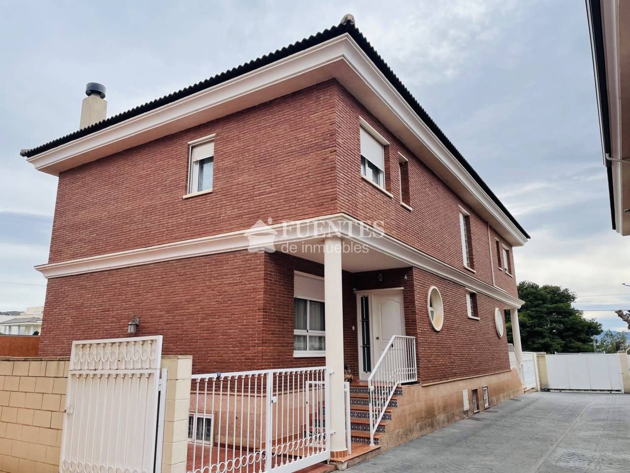 Vista exterior de Casa o xalet en venda en Elda amb Aire condicionat, Calefacció i Terrassa