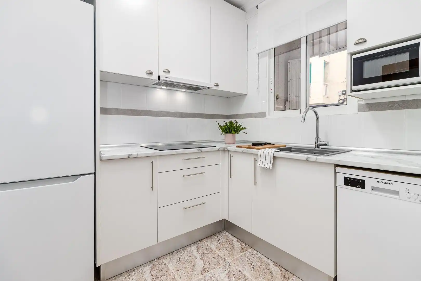 Cocina de Apartamento de alquiler en Torrevieja con Aire acondicionado, Terraza y Amueblado