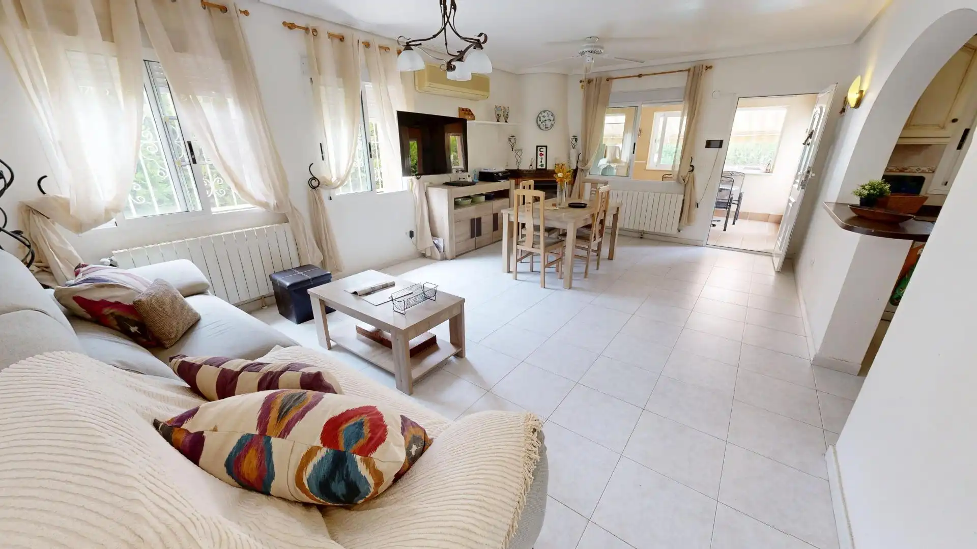 Sala d'estar de Casa o xalet en venda en Torrevieja amb Aire condicionat, Calefacció i Jardí privat