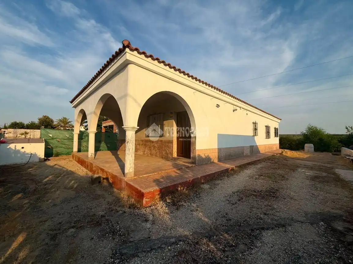 Vista exterior de Finca rústica en venda en Arahal amb Calefacció i Terrassa