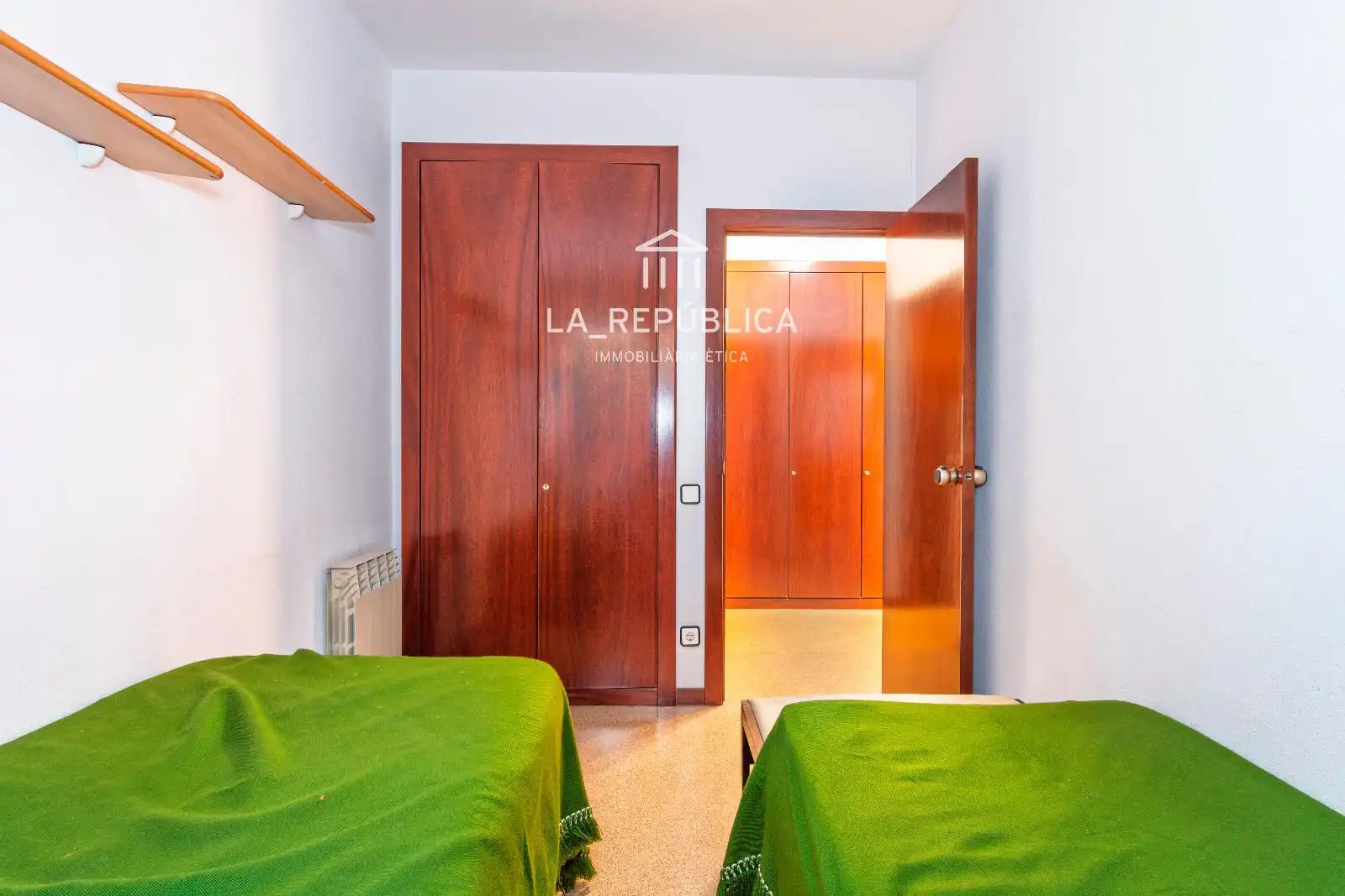 Piso en venta en Barcelona con Calefacción, Terraza y Horno