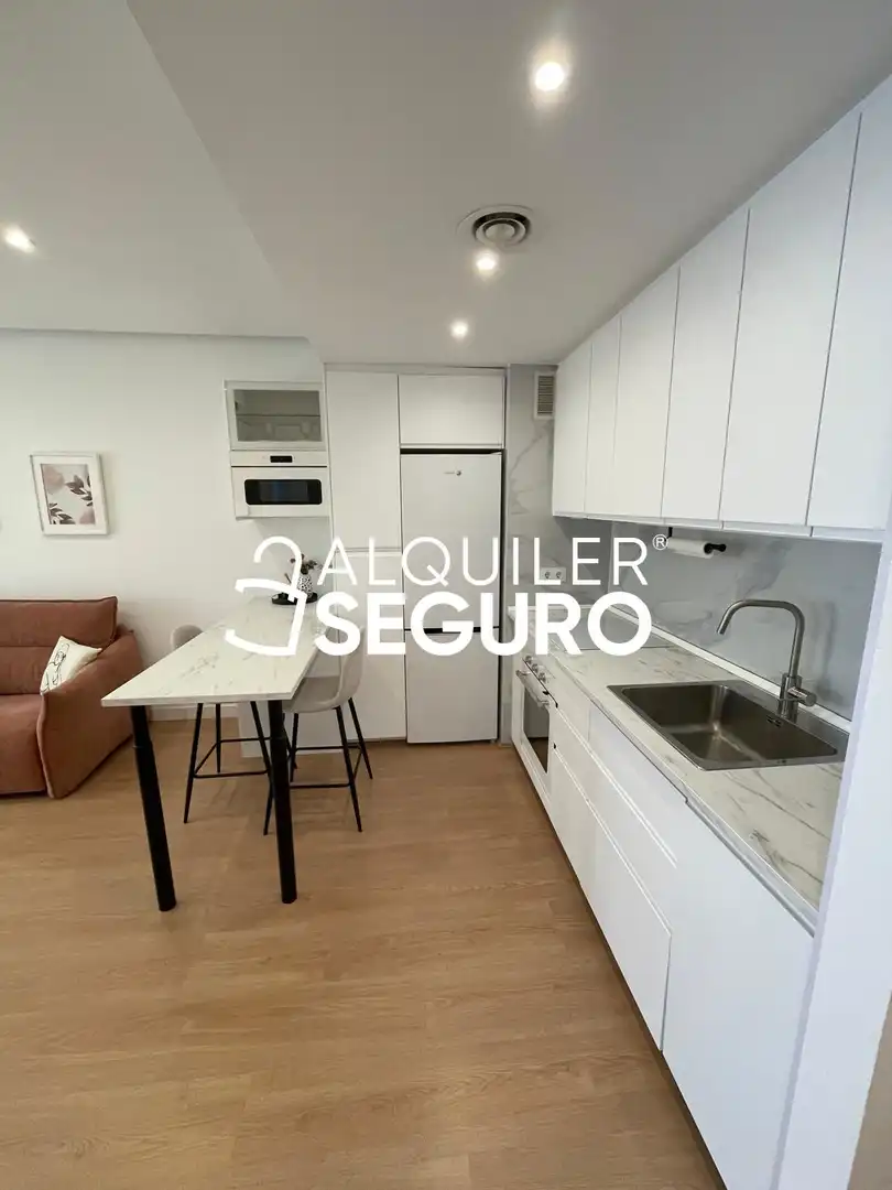 Cuina de Pis de lloguer en Madrid amb Aire condicionat, Calefacció i Traster